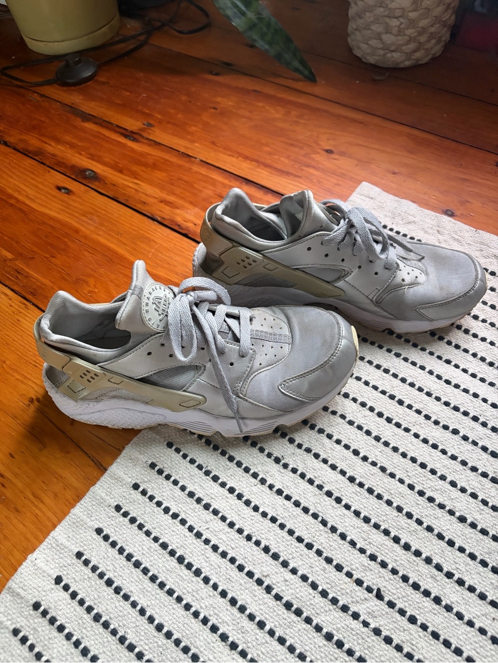 Nike Men’s Silver Air Huarache Sneakers - Picture 3 of 7